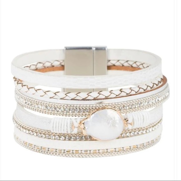 SAACHI Santorini White Pearl Leather Bracelet - Picture 3 of 9